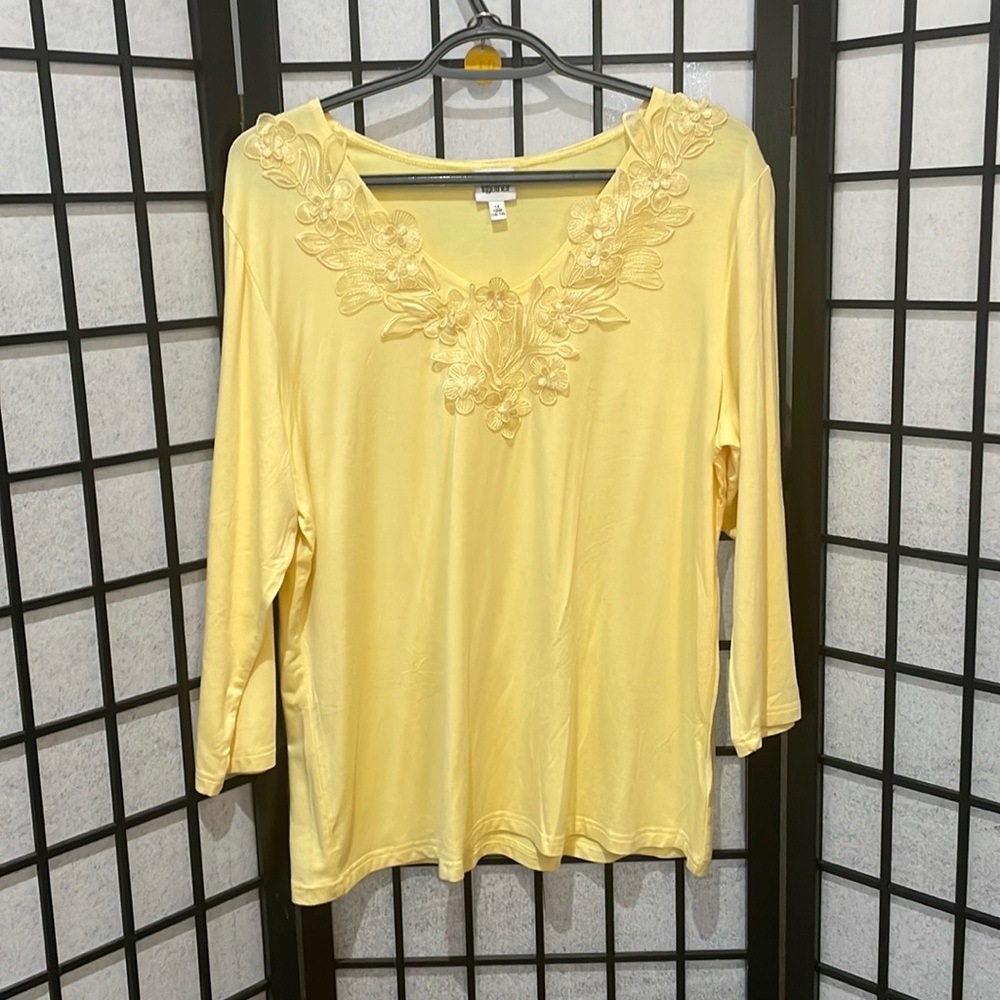 Together Pale Yellow Top, Flower Appliqué SZ 1X / 16-18 NWOT
